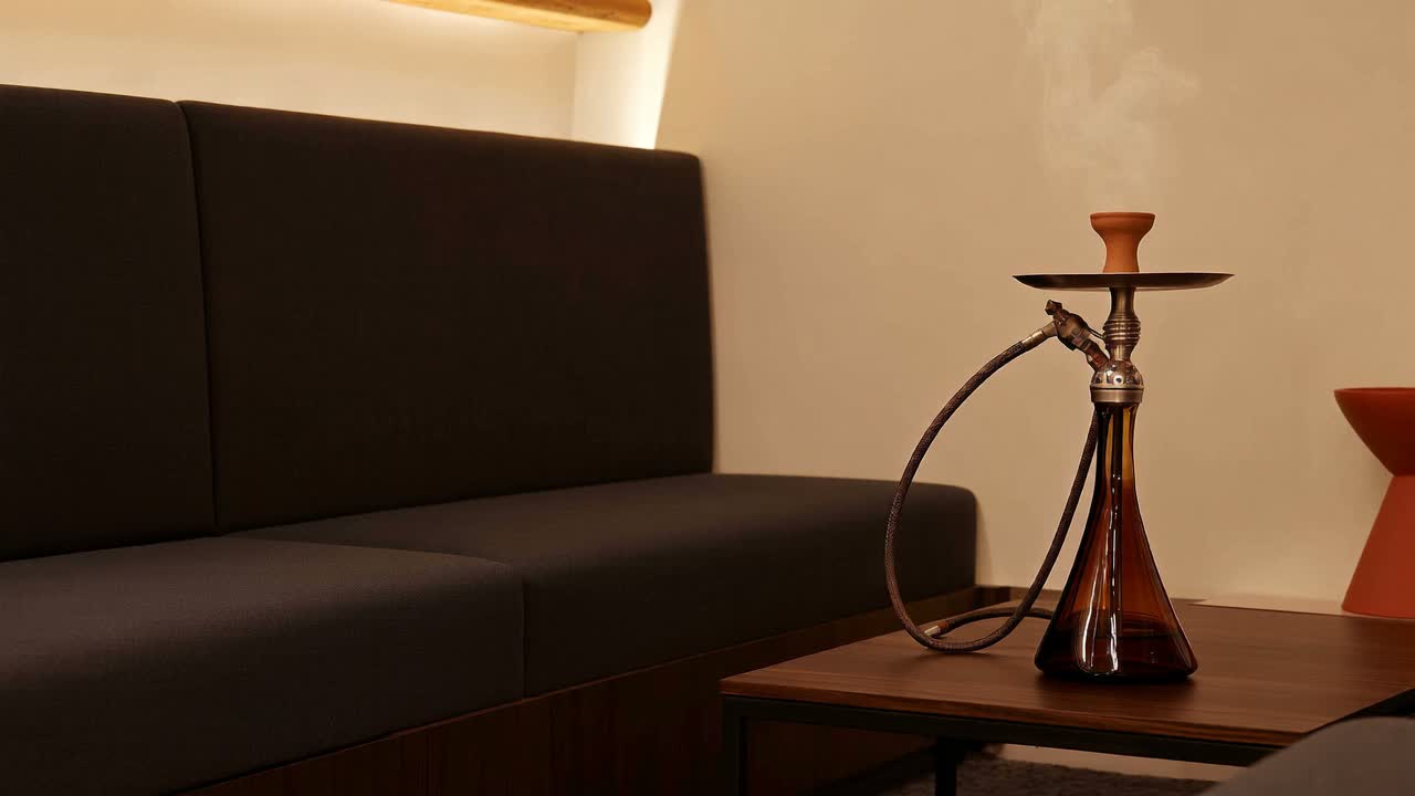 Moderne Shisha in einer ruhigen, warm beleuchteten Lounge